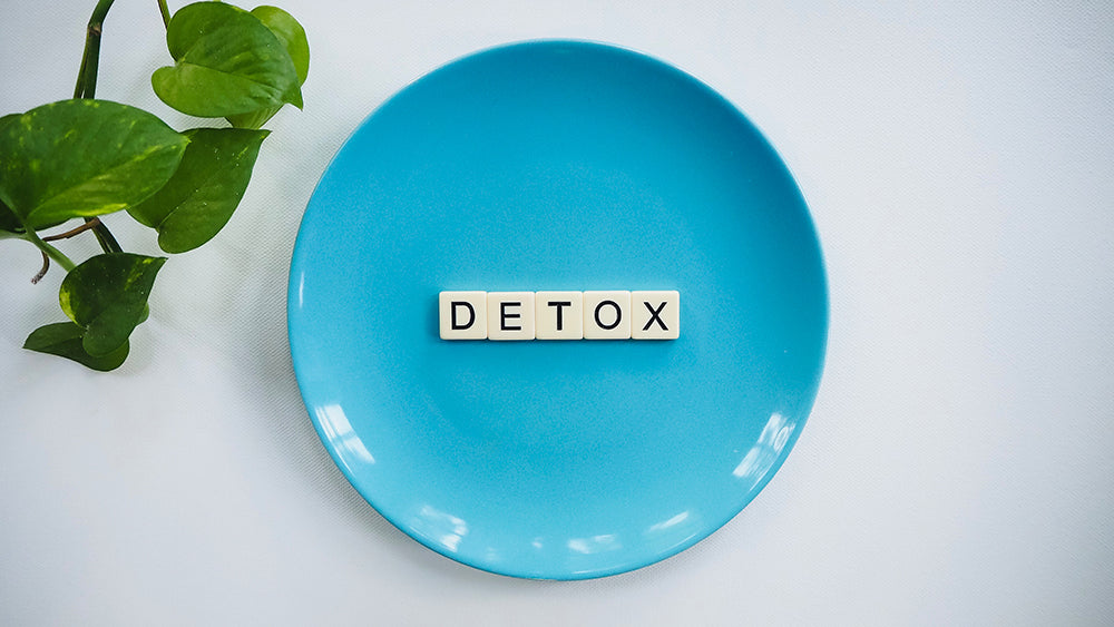 Blue Plate with Detox written in the middle